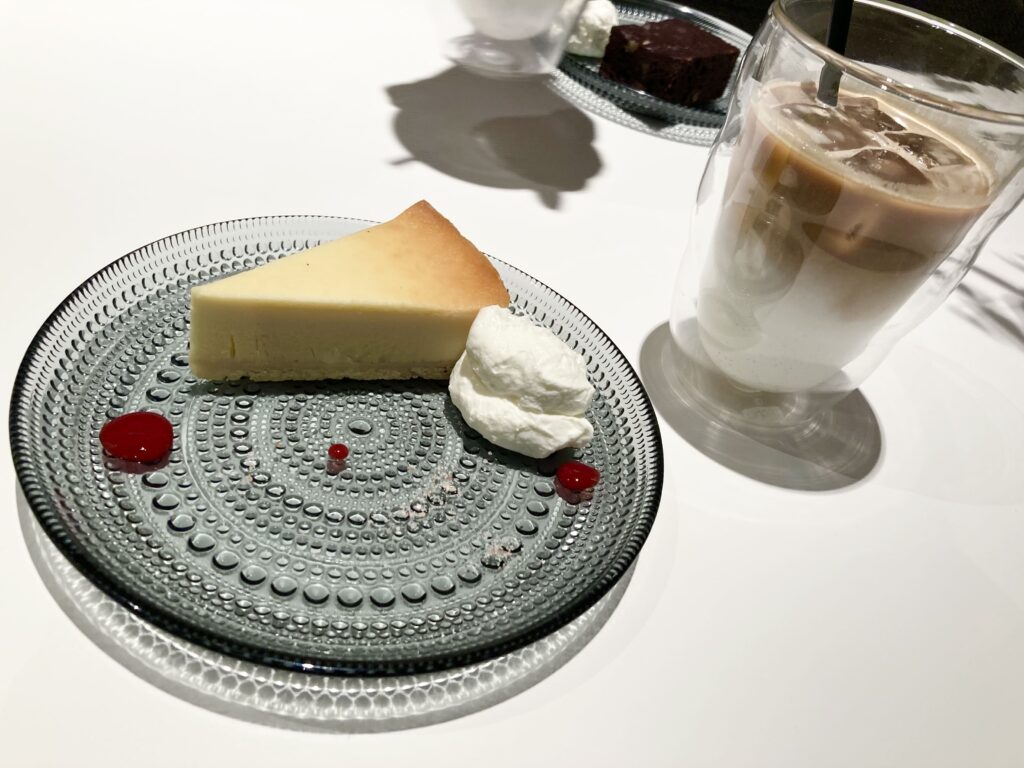 Ryumon Coffeestandのチーズケーキとアイスラテ